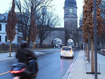Neuer Charakter nach Sanierung und Umbau: Die Ketschendorfer Stra&szlig;e vor dem Ketschentor ist nun saniert und wieder f&uuml;r den Verkehr freigegeben. Die Fahrbahn wurde enger, mehr Platz haben die Fu&szlig;g&auml;nger. S&auml;uleneichen rechts und links schaffen eine kurze Allee. Foto: Christoph Winter