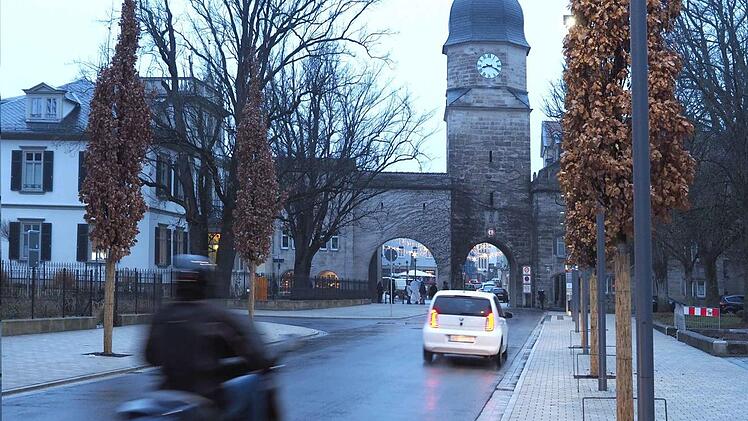 Neuer Charakter nach Sanierung und Umbau: Die Ketschendorfer Stra&szlig;e vor dem Ketschentor ist nun saniert und wieder f&uuml;r den Verkehr freigegeben. Die Fahrbahn wurde enger, mehr Platz haben die Fu&szlig;g&auml;nger. S&auml;uleneichen rechts und links schaffen eine kurze Allee. Foto: Christoph Winter