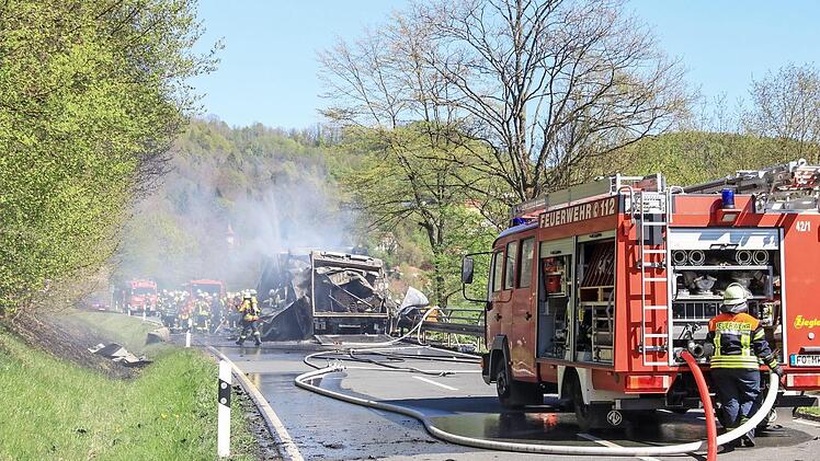 Für die Lösch- und Aufräumarbeiten wurde die Bundesstraße stundenlang gesperrt. Foto: News5/Merzbach
