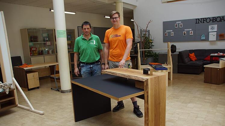 Mit seinem Schreibtisch gewann Lucas Wagner den Preis "Gute Form" unter den Gesellenstücken der Innung Haßberge.