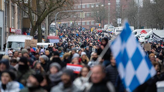 Nürnberg: Stadt kündigt neuen Umgang mit "Corona-Spaziergängen" an - nach scharfer Kritik