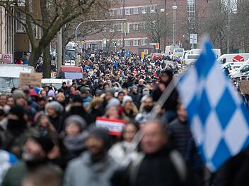 Nürnberg: Stadt kündigt neuen Umgang mit "Corona-Spaziergängen" an - nach scharfer Kritik
