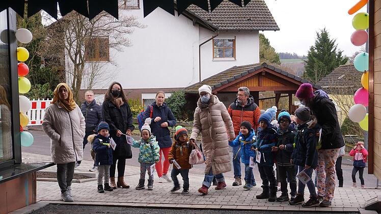 Einzug der Kinder in den neuen Kindergarten. Foto: Marion Eckert