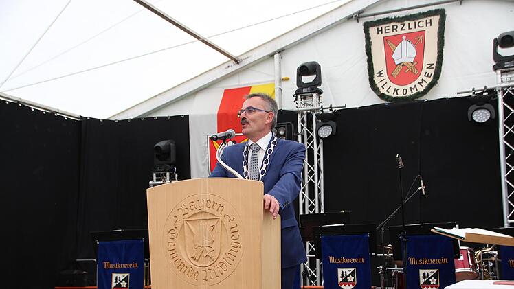 Bürgermeister Harald Hofmann bei seiner Rede. Foto: Johannes Schlereth