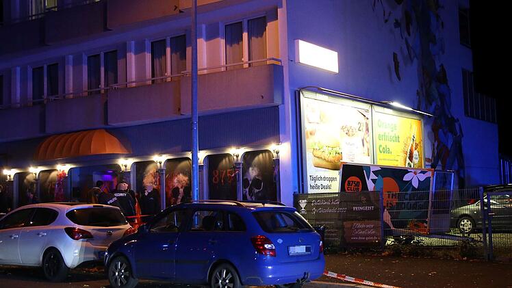 Mann durch Messerstiche vor Diskothek verletzt