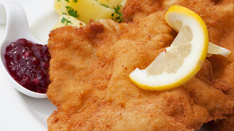 Schnitzel richtig braten: Trick macht perfekte Panierung
