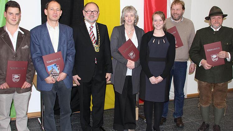 Die Geehrten beim Neujahresempfang: Florian Meixner, Peter Ruppert mit Bürgermeister Herrmann sowie Ruth und Steffi Einwag, Matthias Schad und Reinhard Lösslein (im Bild von links).  Fotos: Ralf Kestel