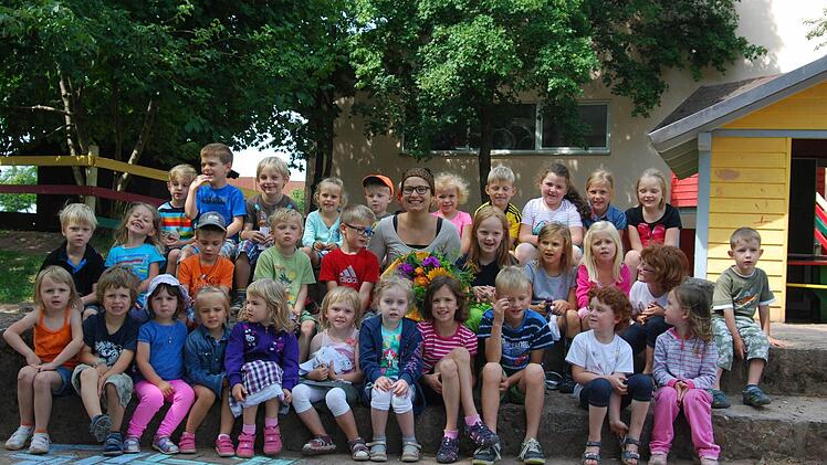 Erzieherin Lena Dittmann im Kreis der Schondraer Kinder  Foto: Horst Conze