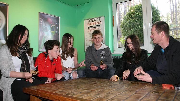 In frischem Grün strahlt die Sofa-Ecke: (v.l.) Jugendpflegerin Christina Lorz, Sammy Kalb, Stefanie Lechner, Lars Liebler, Alisha Fourdyce und Jugendpfleger Frank Schulte.  Foto: Sylvia Hubele
