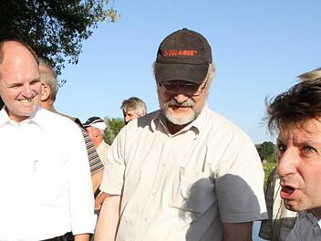 Der Leiter der Bezirks-Fischereifachberatung, Thomas Speierl, inspiziert den Probefang aus den Haider Weihern. Trotz Wasserknappheit ist die Qualität hervorragend, jetzt müssen die Karpfen noch etwas an Gewicht zulegen, bis im September die Karpfensaison beginnt.  Foto: Mathias Erlwein