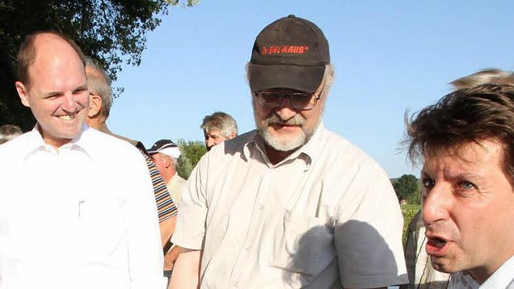 Der Leiter der Bezirks-Fischereifachberatung, Thomas Speierl, inspiziert den Probefang aus den Haider Weihern. Trotz Wasserknappheit ist die Qualität hervorragend, jetzt müssen die Karpfen noch etwas an Gewicht zulegen, bis im September die Karpfensaison beginnt.  Foto: Mathias Erlwein