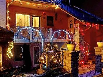 Leuchtender Weihnachtsschmuck in der Bayreuther Straße. Foto: Hübner