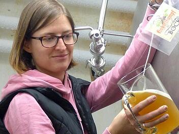 Braumeisterin Yvonne Wernlein gibt - nicht nur für ihr Bier - Entwarnung in Sachen Glyphosat. Hier füllt sie den neuen Fastenbock der Trebgaster Brauerei Haberstumpf ab. Foto: Dieter Hübner