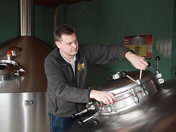 Braumeister Thomas Gommelt arbeitet seit 1994 bei der Weismainer Püls-Bräu. Hier öffnet er gerade die Würzepfanne.  Foto: Andreas Schmitt