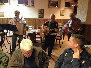 Das Wirtshaussingen, das der Rhönklub-Zweigverein ausrichtet, soll künftig auch immer wieder auf der Kissinger Hütte abgehalten werden. Normalerweise finden die Termine alle 14 Tage im Rhönklub-Raum in Sandberg statt.  Foto: Claus Kleinhenz/Rhönklub Walddörfer