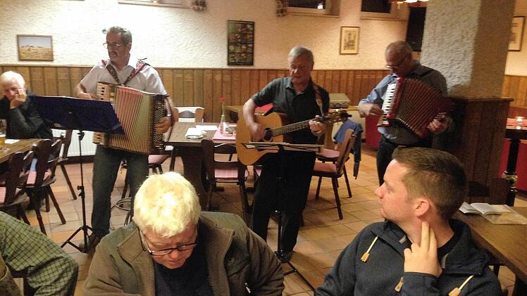 Das Wirtshaussingen, das der Rhönklub-Zweigverein ausrichtet, soll künftig auch immer wieder auf der Kissinger Hütte abgehalten werden. Normalerweise finden die Termine alle 14 Tage im Rhönklub-Raum in Sandberg statt.  Foto: Claus Kleinhenz/Rhönklub Walddörfer