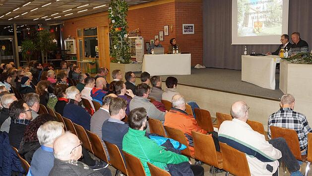 Auf recht gro&szlig;es Interesse in der B&uuml;rgerschaft stie&szlig; die erste B&uuml;rgerversammlung in Zapfendorf unter B&uuml;rgermeister Volker Dittrich - in der Schulaula mussten St&uuml;hle zugestellt werden.  Foto: Johannes Michel