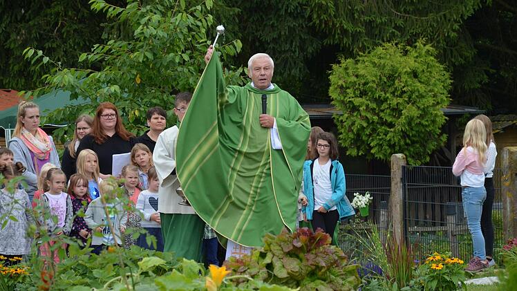 Pfarrer Edwin Erhard segnete den neuen Gauaschacher "Kindergartengarten". Foto: Jana Keul