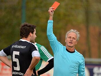 DJK Pautzfeld - SG Höchstadt/Gremsdorf: Nicht Jens Rakotz (li.), sondern Stefan Felkel und André Ruschig wurden von Schiedsrichter Hans Höck vom Platz gestellt. Auch deshalb unterlagen die Gäste am Ende deutlich. Foto: Picturedreams