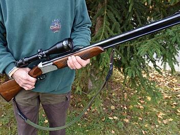 Das wird als Gängelung empfunden: Jäger, die noch keine zehn Jahre einen Jagdschein besitzen und auch keinen Jagdschein mehr lösen, müssen ihre Waffen (im Bild eine Bockbüchsflinte) und ihre Munition abgeben. Ulrike Langer