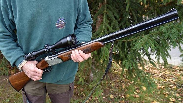 Das wird als Gängelung empfunden: Jäger, die noch keine zehn Jahre einen Jagdschein besitzen und auch keinen Jagdschein mehr lösen, müssen ihre Waffen (im Bild eine Bockbüchsflinte) und ihre Munition abgeben. Ulrike Langer