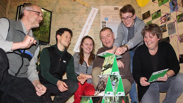 Die Forstfachleute Andreas Leyrer, Tobias Hahner, Theresia Hof, Marc Günster  und Balthasar Semle (Freiwilliges ökologisches Jahr) vom Steigerwald-Zentrum sowie Ausstellungsleiterin Susanne Scheer wollen den Regenwald retten - auch spielerisch. Diana Fuchs