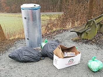 In Rage brachte Bürgermeister Gerhard Schneider dieses Bild. Die vom Jagdpächter Adolf Reinel aufgestellte Mülltonne an einem Wanderparkplatz wurde nicht zum Einwurf von Abfällen genutzt, sondern es wird vorgezogen, Müll und auch Essensreste daneben zu werfen.  Foto: privat