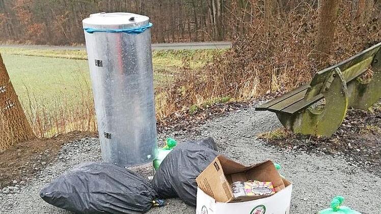 In Rage brachte Bürgermeister Gerhard Schneider dieses Bild. Die vom Jagdpächter Adolf Reinel aufgestellte Mülltonne an einem Wanderparkplatz wurde nicht zum Einwurf von Abfällen genutzt, sondern es wird vorgezogen, Müll und auch Essensreste daneben zu werfen.  Foto: privat