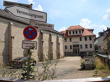 Der (noch) triste Vorplatz des Wohnheims soll attraktiver gestaltet werden und sechs Parkplätze erhalten.Oliver Schmidt