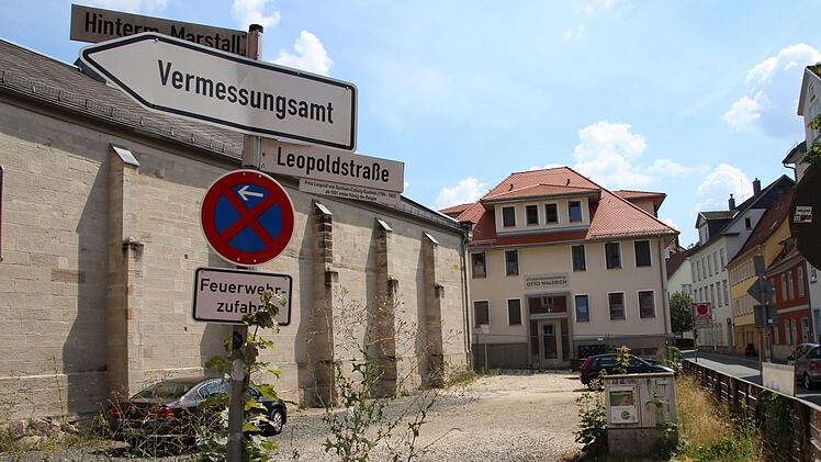 Der (noch) triste Vorplatz des Wohnheims soll attraktiver gestaltet werden und sechs Parkplätze erhalten.Oliver Schmidt