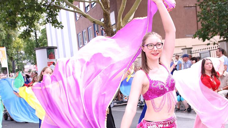 Auf dem Festzug wurde orientalisch getanzt.  Foto: Teresa Hirschberg