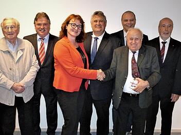 Zweiter Vorsitzender Hans Thiem, Eberhard Hofknecht, Landrat Klaus Peter Söllner, Vorsitzende Pia Aßmann, Bürgermeister Gerhard Schneider, Dekan Thomas Guba, Ehrenvorsitzender Erich Popp, Direktor Jürgen Zenker und Schirmherr Mathias Hartmann (von links) feierten das Jubiläum. Foto: Werner Reißaus