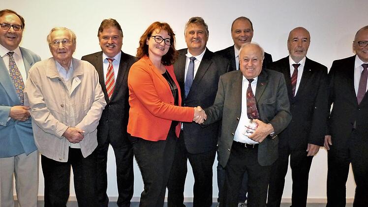 Zweiter Vorsitzender Hans Thiem, Eberhard Hofknecht, Landrat Klaus Peter Söllner, Vorsitzende Pia Aßmann, Bürgermeister Gerhard Schneider, Dekan Thomas Guba, Ehrenvorsitzender Erich Popp, Direktor Jürgen Zenker und Schirmherr Mathias Hartmann (von links) feierten das Jubiläum. Foto: Werner Reißaus