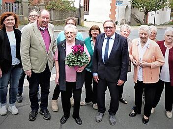 Unser Bild zeigt die Jubilarin (mit Blumen) mit ihren Geburtstagsgästen. Links neben ihr Bürgermeister Alfred Kolenda und rechts stellvertretender Landrat Dieter Schaar. Foto: Werner Reißaus