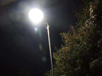 Hell genug? Die neuen Lampen sorgen in den Stadtteilen für Diskussionen. Foto: Arkadius Guzy