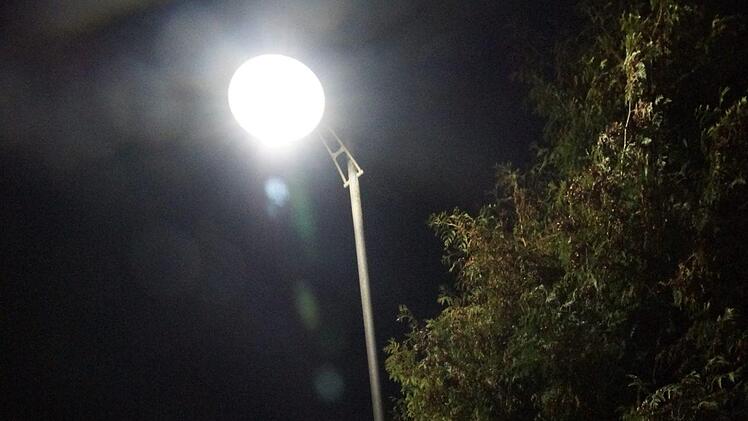 Hell genug? Die neuen Lampen sorgen in den Stadtteilen für Diskussionen. Foto: Arkadius Guzy