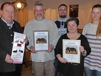 Marion Rothert (Zweite von rechts) und Stephan Gageik (Zweiter von links) feierten im Club der Widder-Züchter Erfolge. Mit im Bild (von links) Bürgermeister Werner Burger sowie die neuen Mitglieder Christopher und Tanja Müller Foto: Klaus-Peter Wulf