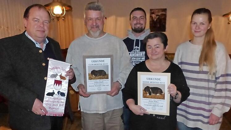 Marion Rothert (Zweite von rechts) und Stephan Gageik (Zweiter von links) feierten im Club der Widder-Züchter Erfolge. Mit im Bild (von links) Bürgermeister Werner Burger sowie die neuen Mitglieder Christopher und Tanja Müller Foto: Klaus-Peter Wulf
