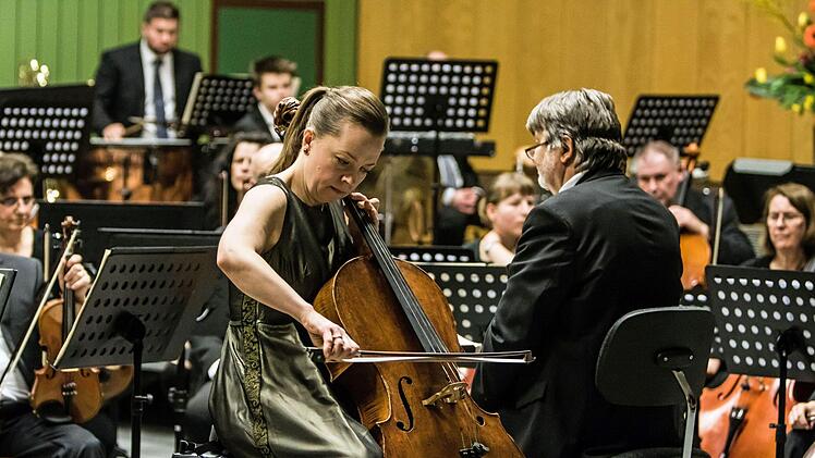 Viel Beifall gab es in Neustadt für die Uraufführung der 2. Sinfonie des in Ahorn lebenden Komponisten Gerhard Deutschmann. Umjubelte Solistin beim Konzert der Musikfreunde unter Leitung von Hans Stähli war die Cellistin  Hanna Pyrozhkova.Foto: Jochen Berger