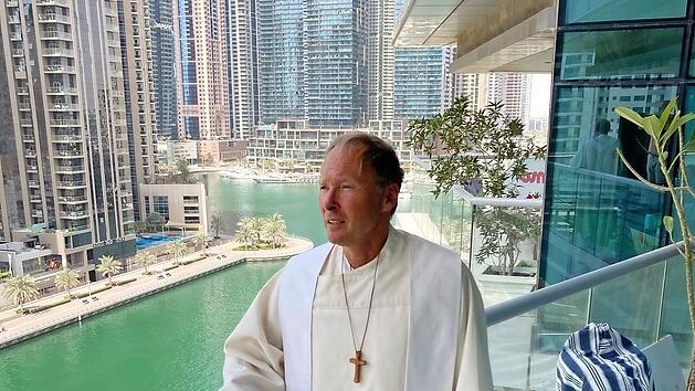 Liedermacherpfarrer Johannes Matthias Roth, der zum Konzert nach Kulmbach kommt, ist derzeit in Dubai als Seelsorger tätig.
