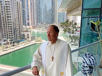 Liedermacherpfarrer Johannes Matthias Roth, der zum Konzert nach Kulmbach kommt, ist derzeit in Dubai als Seelsorger tätig.