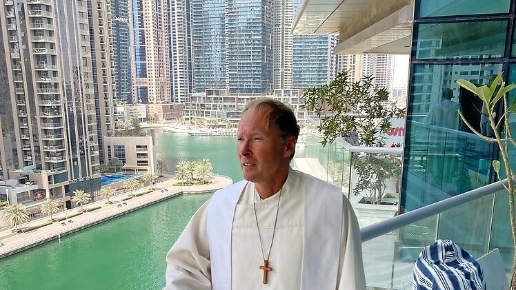 Liedermacherpfarrer Johannes Matthias Roth, der zum Konzert nach Kulmbach kommt, ist derzeit in Dubai als Seelsorger tätig.