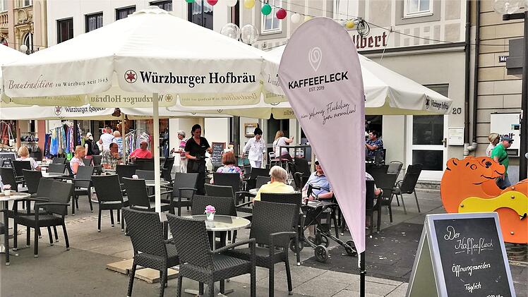 Das Café "Kaffeefleck" am Bad Kissinger Marktplatz, hier findet die Benefiz-Aktion statt.