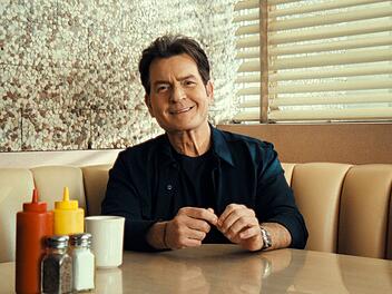 Pünktlich zu seinem 60. Geburtstag legt Charlie Sheen mit "aka Charlie Sheen" eine Netflix-Doku (Bild, ab 10. September abrufbar) vor, in der er und zahlreiche Weggefährten "schonungslos" über sein Leben erzählen.