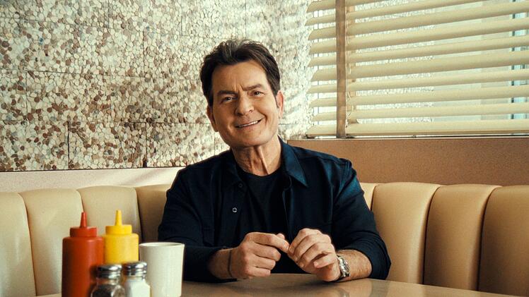 Pünktlich zu seinem 60. Geburtstag legt Charlie Sheen mit "aka Charlie Sheen" eine Netflix-Doku (Bild, ab 10. September abrufbar) vor, in der er und zahlreiche Weggefährten "schonungslos" über sein Leben erzählen.