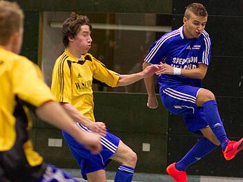 Ali Civelek vom Turniersieger TSV Mönchröden (rechts) wurde zum besten Spieler des 33. Habermaaß-Turniers in Bad Rodach gewählt. Auch die Pokale für den besten Torwart (René Schulz) und besten Torschützen (Max Weinreich/5 Treffer) gingen an die "Mönche". Foto: Archiv