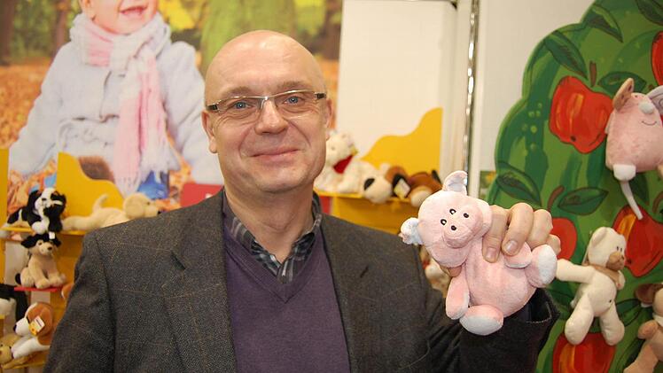 Reinigt sich praktisch selbst: Dieter Kessel (Althans, Neustadt) überraschte auf der Messe mit antibakteriellen Plüschtieren.