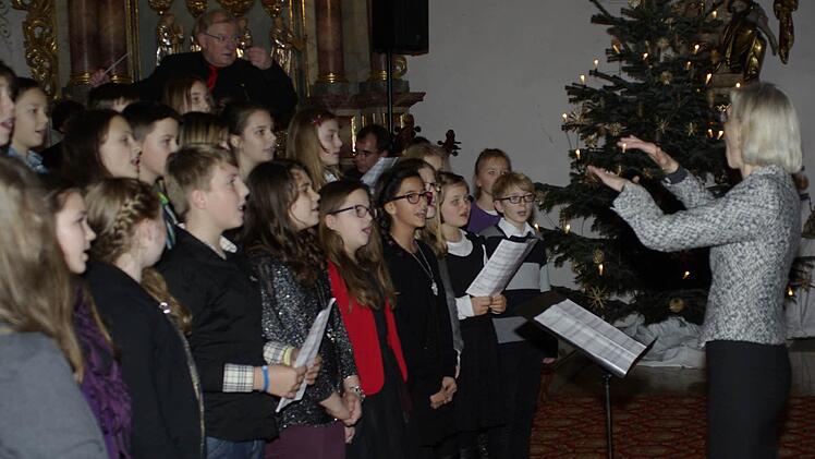 Den Kinderchor der Realschule Bad Königshofen dirigierte Henrike Rottmann.  Foto: Ehling