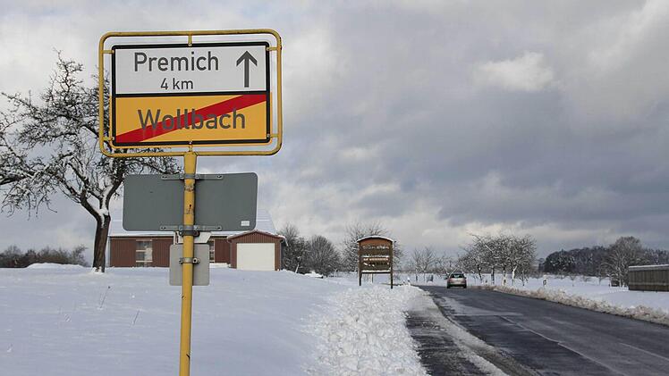 Die Straße zwischen Premich und Wollbach war bis gestern Mittag wegen umgestürzter Bäume gesperrt. Foto: Carmen Schmitt