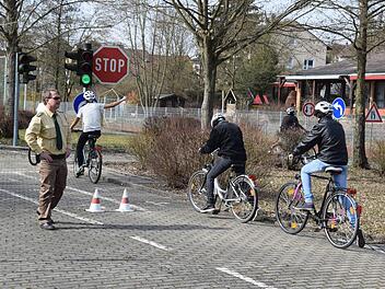 Polizeihauptkommissar Uwe Hubatschek gibt den jungen Flüchtlingen Tipps für das richtige Verhalten im Straßenverkehr. Foto: Ronald Rinklef